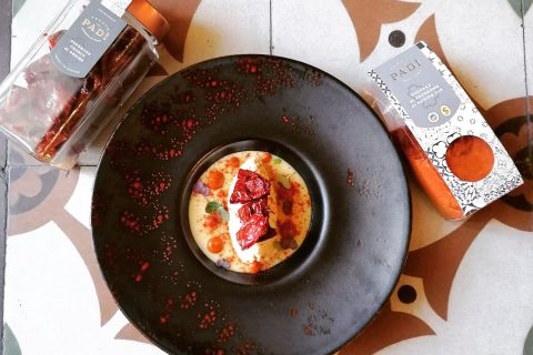 Gericht mit Paprikaschoten Cruschi di Senise IGP und gemahlenem Senise IGP-Pfefferpulver Tenuta Padì in Matera